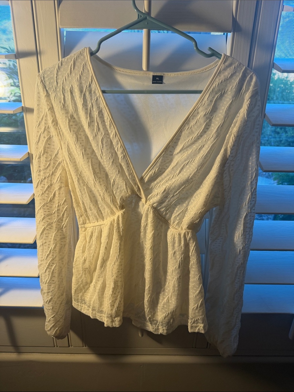 Source Unknown Ivory Lace V-Neck Peplum Blouse